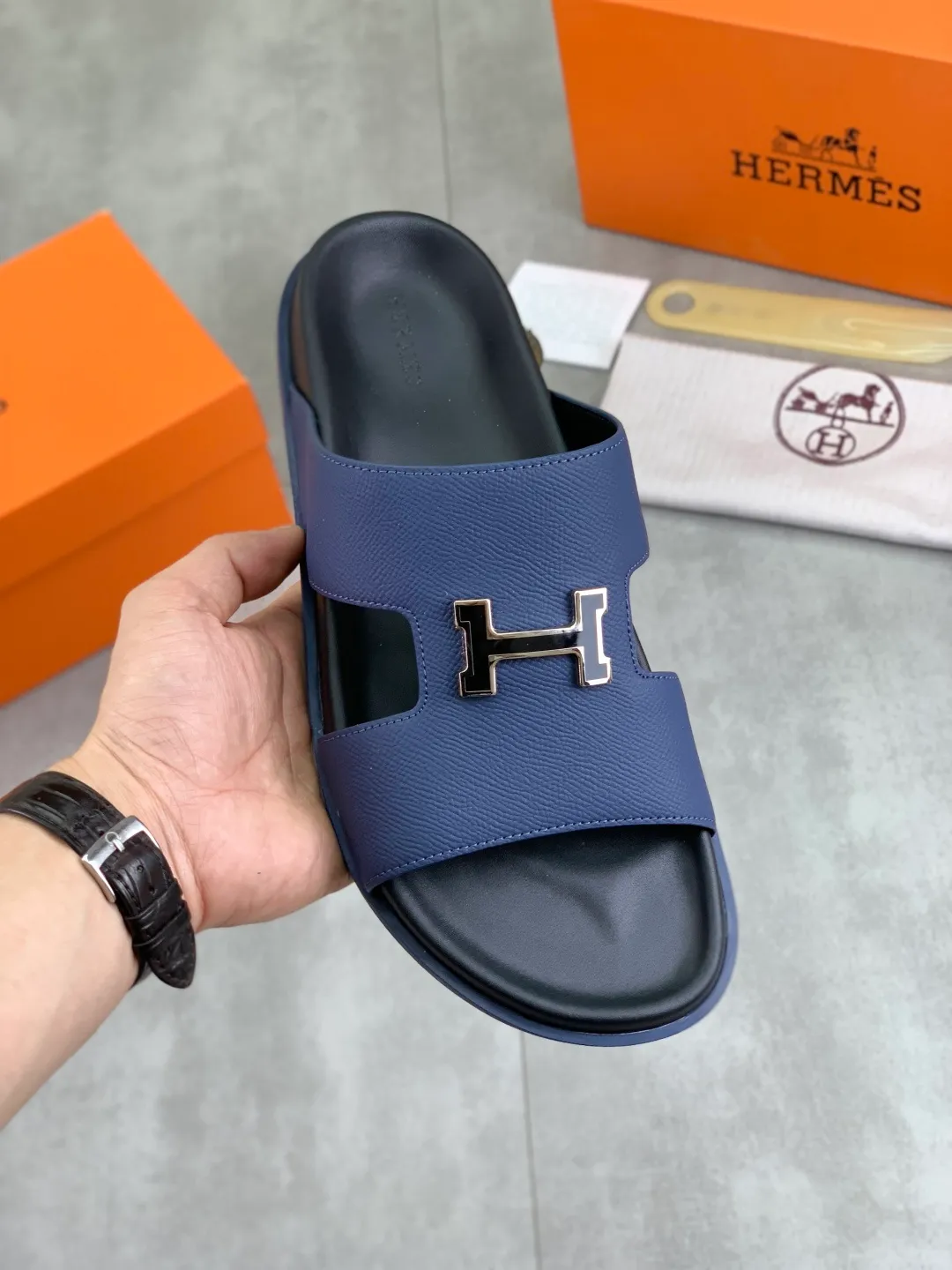 Men's shoes 💰P440 New [HERMES] high-end quality new Hermès slippers, made of imported calfskin, wear-resistant and non-slip rubber outsole. Fashionable and elegant code number: 39-44 (38 45 46 customized)